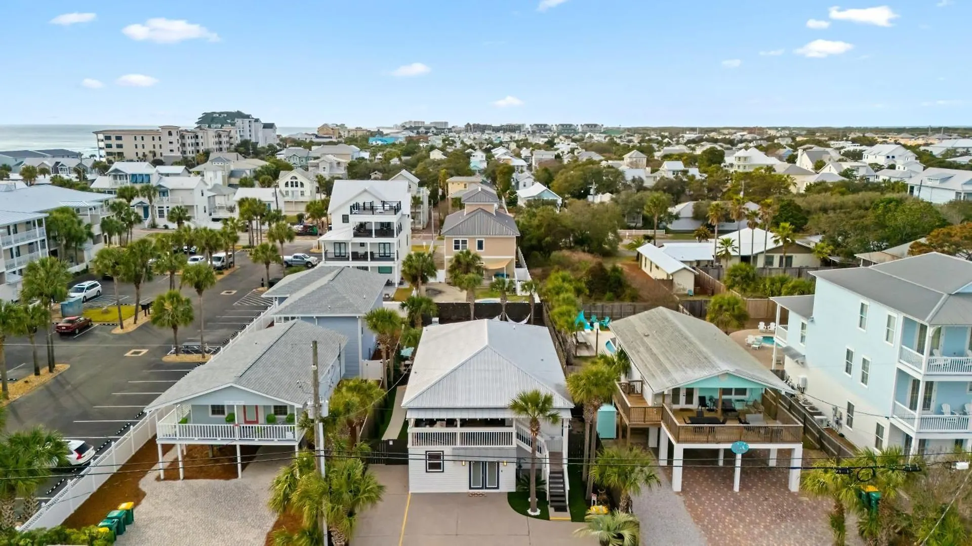 Destin Dolphin By Avantstay 2 Mins Walk To Beach W Pool Large Outdoor Entertaining Area USA